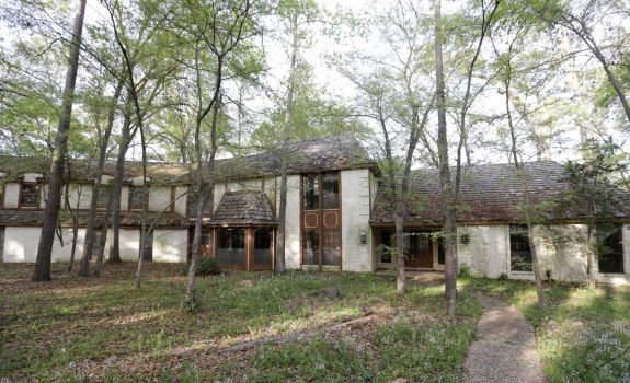 ABANDONED HOUSE IN THE WOODLANDS TO BE DEMOLISHED